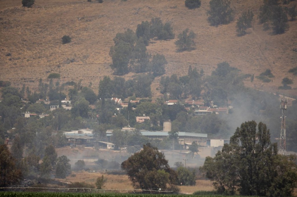 Se produce un aumento de humo después de que un cohete disparado desde el Líbano impactara el Kibbutz el 14 de junio de 2024 en el norte de Israel. (Foto de Amir Levy/Getty Images)