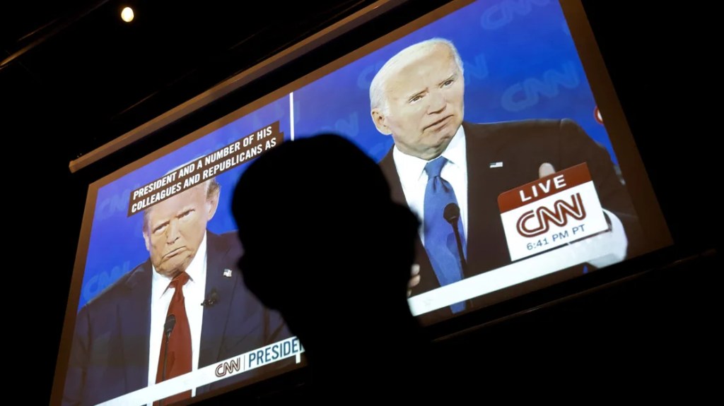 Un hombre observa el debate presidencial de CNN en Union Pub en Washington, DC, el 27 de junio de 2024. (Tristen Rouse/CNN)