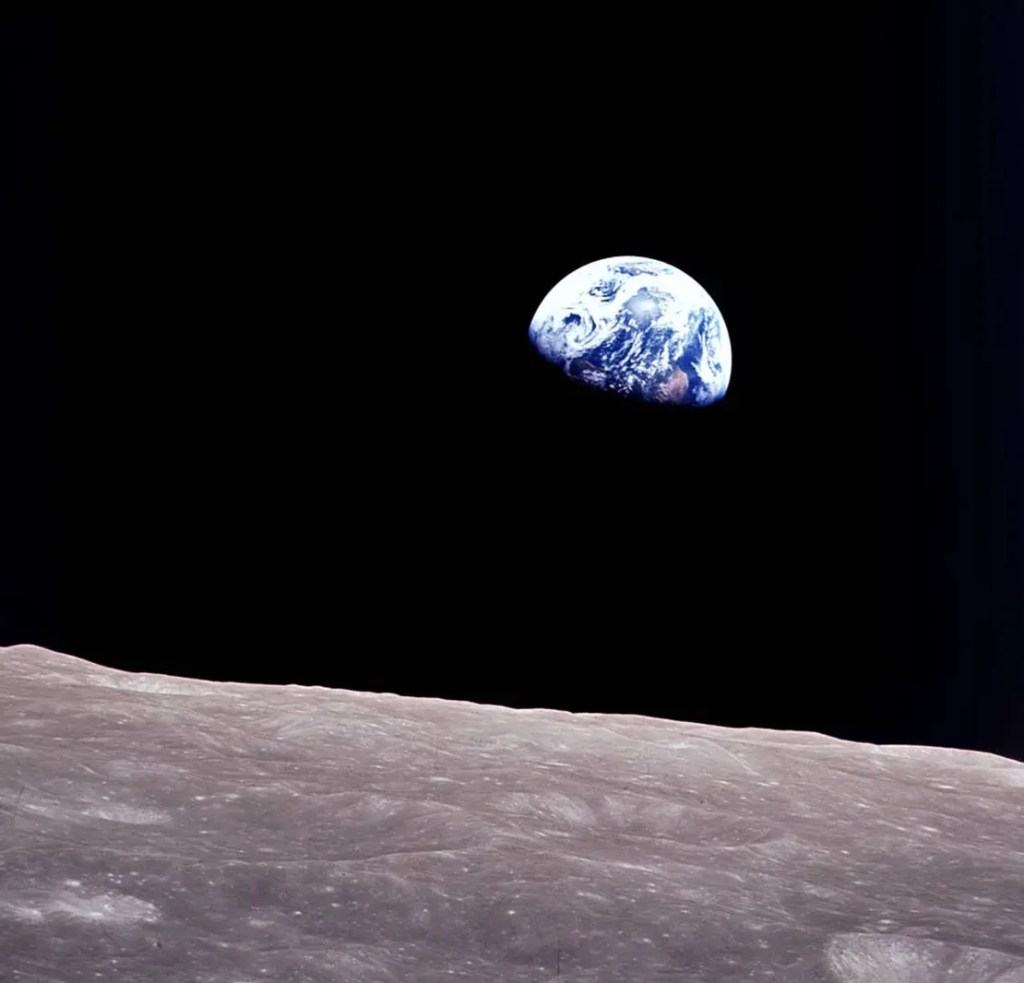 Tomada a bordo del Apolo 8 por Bill Anders, esta imagen icónica muestra la Tierra asomándose desde más allá de la superficie lunar mientras la primera nave espacial tripulada circunnavegó la Luna, con los astronautas Anders, Frank Borman y Jim Lovell a bordo. (William Anders/NASA)