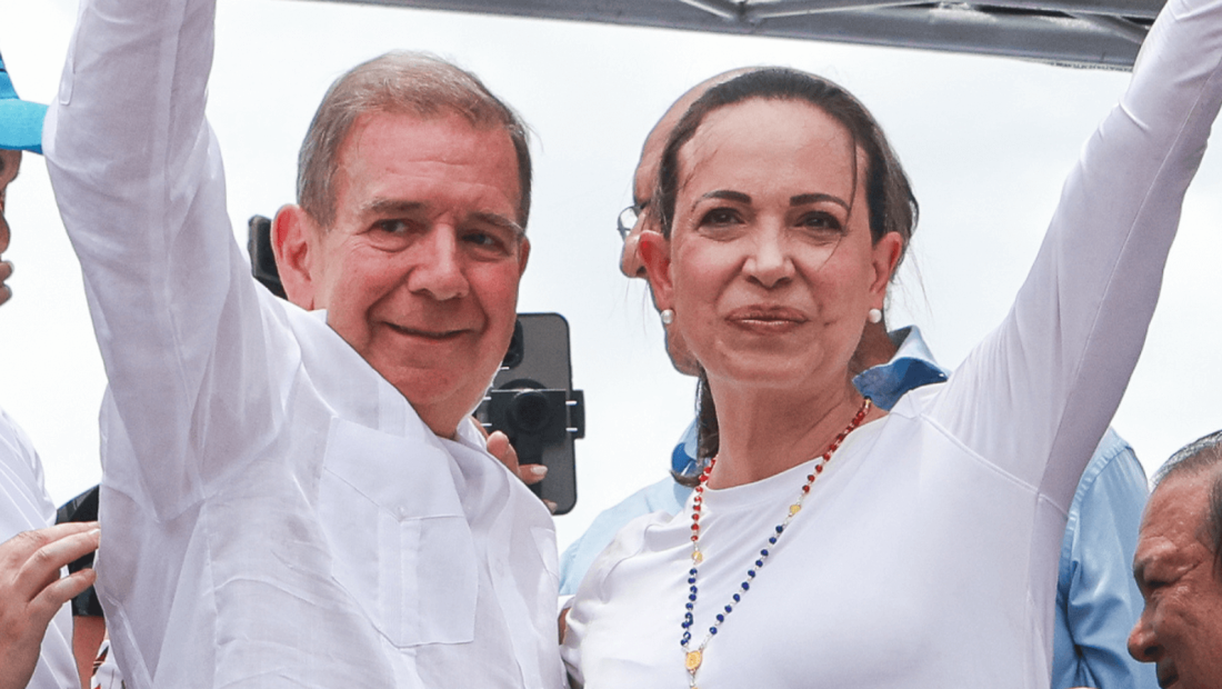 La líder de la oposición María Corina Machado y el candidato presidencial de la oposición Edmundo González Urrutia de la Coalición Plataforma Unitaria saludan a sus partidarios durante una manifestación el 18 de mayo de 2024 en Aragua, Venezuela. (Foto de Jesús Vargas/Getty Images)