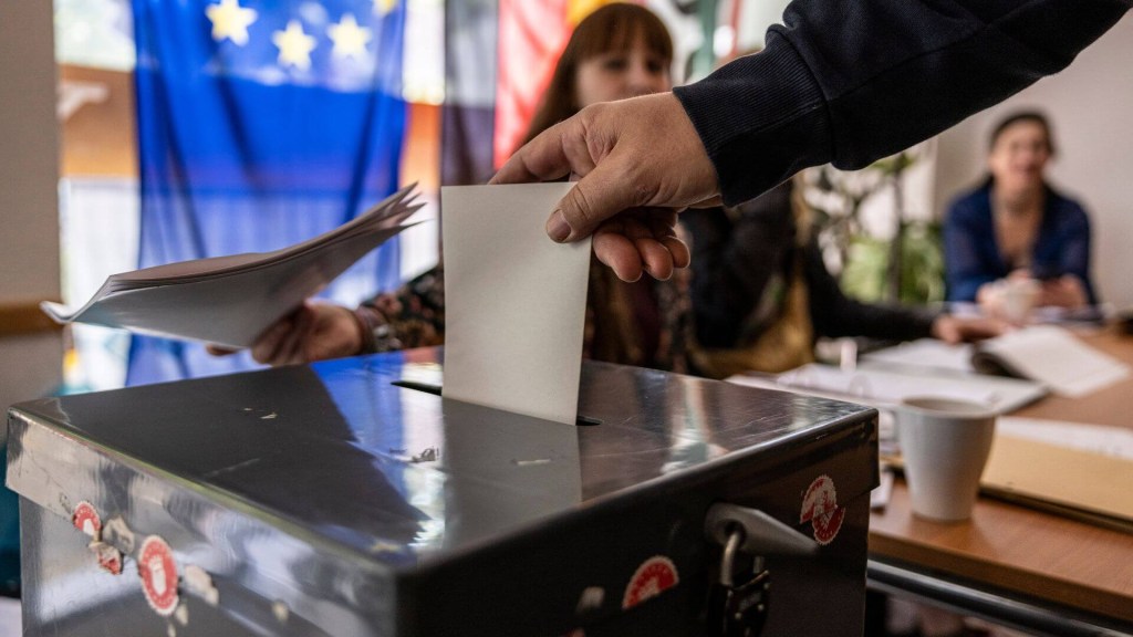 Un votante emite su voto en las elecciones parlamentarias europeas el 9 de junio de 2024 en Berlín, Alemania. (Foto de Maja Hitij/Getty Images)