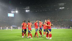 Los jugadores de España celebran tras la victoria del equipo y su pase a los cuartos de final de la Eurocopa 2024 tras vencer 4-1 a Georgia en la fase de octavos. (Crédito: Alex Grimm/Getty Images)