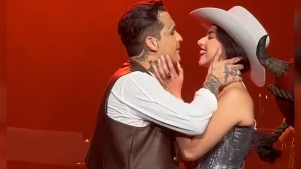 Ángela Aguilar y Christian Nodal sorprendieron cantando juntos en el escenario tras confirmar su relación