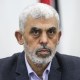 El jefe de Hamas Yahya Sinwar asiste a una reunión con miembros de grupos palestinos en la Ciudad de Gaza en abril de 2022. (Crédito: Ali Jadallah/Anadolu Agency/Getty Images)