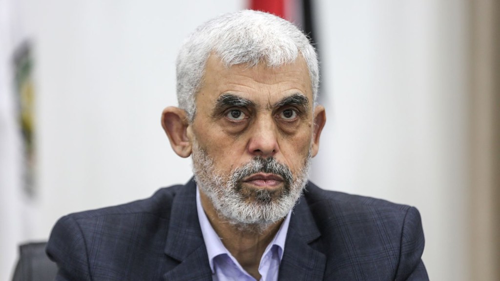 El jefe de Hamas Yahya Sinwar asiste a una reunión con miembros de grupos palestinos en la Ciudad de Gaza en abril de 2022. (Crédito: Ali Jadallah/Anadolu Agency/Getty Images)