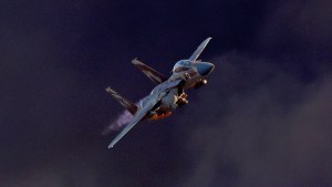El caza israelí F-15E Strike Eagle realiza maniobras durante la ceremonia de graduación de pilotos de la Fuerza Aérea israelí en la base de Hatzerim, en el desierto del Néguev, el 29 de junio de 2023. (Crédito: Jack Guez/AFP/Getty Images/Archivo)