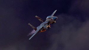 El caza israelí F-15E Strike Eagle realiza maniobras durante la ceremonia de graduación de pilotos de la Fuerza Aérea israelí en la base de Hatzerim, en el desierto del Néguev, el 29 de junio de 2023. (Crédito: Jack Guez/AFP/Getty Images/Archivo)
