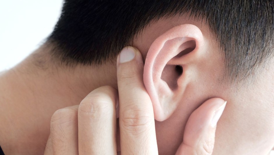 Los oídos taponados pueden ser un signo de infección o de cerumen compactado. (Crédito: Ake Ngiamsanguan/iStockphoto/Getty Images)