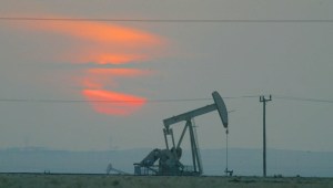 La OPEP+ acordó extender un recorte voluntario de producción de petróleo hasta 2025