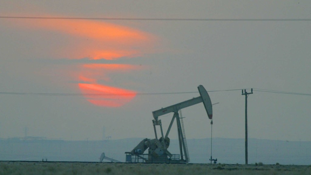La OPEP+ acordó extender un recorte voluntario de producción de petróleo hasta 2025