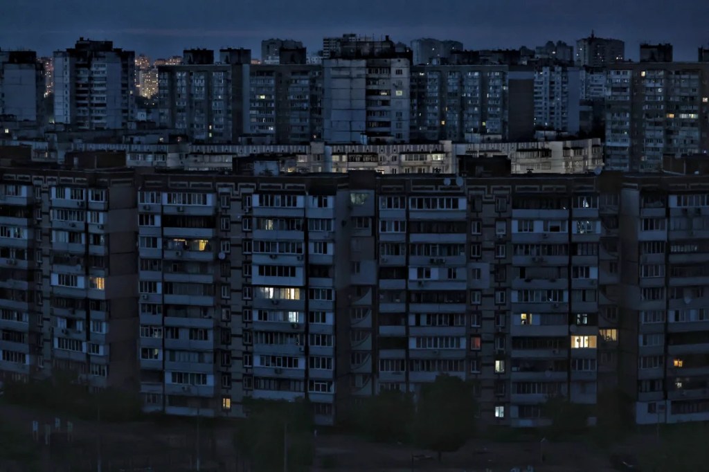 Los apagones han formado parte de la vida ucraniana tras la invasión a gran escala de Rusia, pero ahora se producen en primavera y a principios de verano. (Yan Dobronosov/Global Images Ucrania/Getty Images)