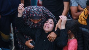 65 personas muertas en ataques israelíes en el centro de Gaza, donde se refugiaban miles de desplazados