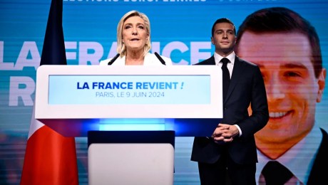 Marine Le Pen se dirige a sus simpatizantes junto al presidente de la Agrupación Nacional, Jordan Bardella, durante un acto celebrado el domingo tras las elecciones europeas. (Julien de Rosa/AFP/Getty Images)
