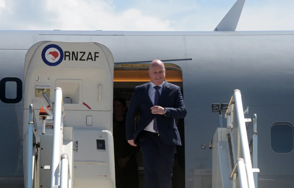 El primer ministro de Nueva Zelandia, Christopher Luxon, desciende de un avión de la Real Fuerza Aérea de Nueva Zelanda. (Andrew Kutan/AFP/Getty Images)
