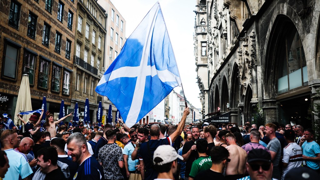 Fan escocés camina de Glasgow a Munich por la Eurocopa y la salud mental