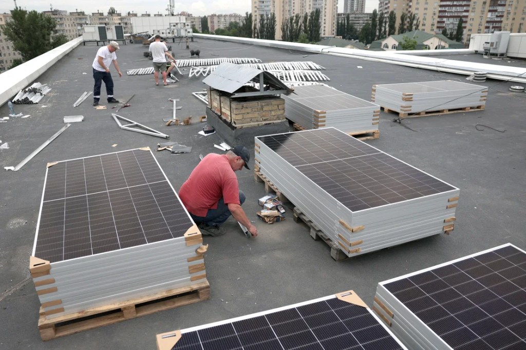 El Gobierno está incentivando la energía solar en respuesta al aluvión ruso. (Anatolii Stepanov/AFP/Getty Images)