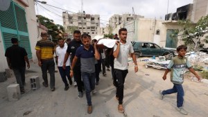 Hombres palestinos llevan en brazos a un civil muerto