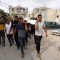 Hombres palestinos llevan en brazos a un civil muerto