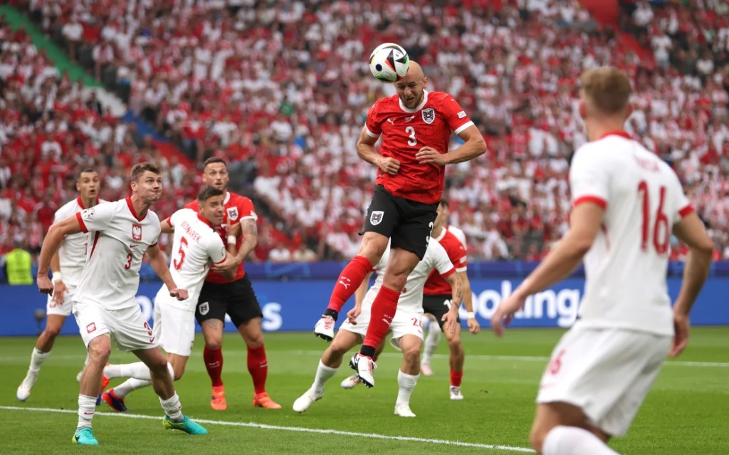 Gernot Trauner, de Austria, marca el primer gol de su equipo contra Polonia. (Julian Finney/Getty Images)