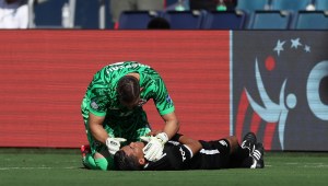 Árbitro se desmaya en el primer tiempo del partido entre Canadá y Perú