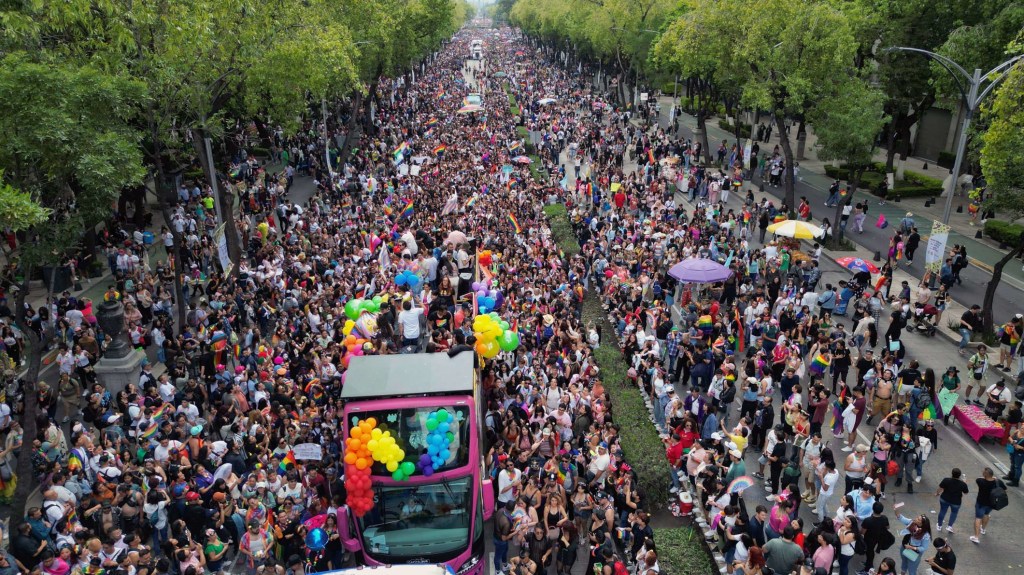 Miles de personas celebran el día del orgullo en Ciudad de México