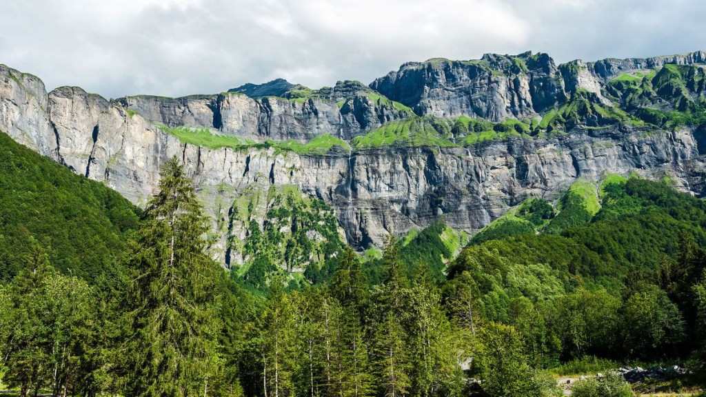 La ruta del Ultra-Trail du Haut-Giffre atraviesa el valle del Haut-Giffre con vistas al Cirque du Sixt Fer à Cheval, en 2013. (Andia/Universal Images Group/Getty Images/Archivo)