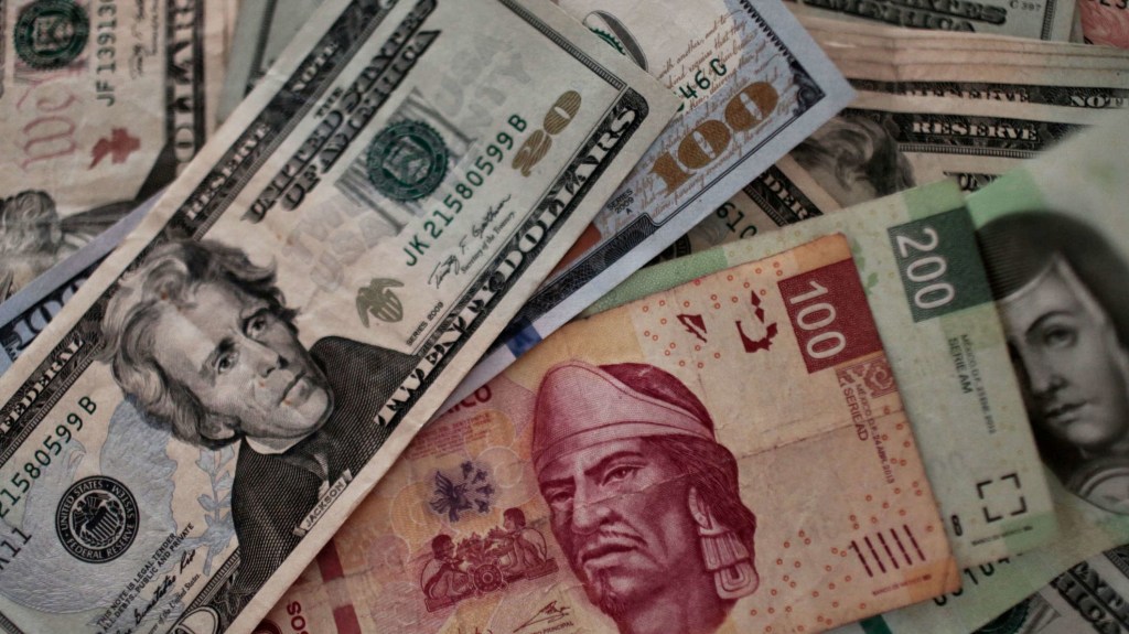 Inversionistas castigan al peso mexicano frente al dólar tras el triunfo presidencial de Sheinbaum