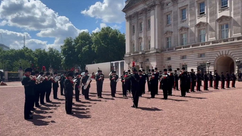 Guardia Real interpreta un éxito de Taylor Swift afuera del Palacio de Buckingham