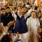 Sus partidarios arrojan pétalos al primer ministro indio, Narendra Modi, cuando llega a la sede del Partido Bharatiya Janata en Nueva Delhi el 4 de junio. (Foto: Adnan Abidi/Reuters).