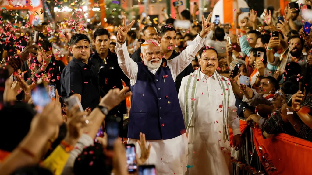 Sus partidarios arrojan pétalos al primer ministro indio, Narendra Modi, cuando llega a la sede del Partido Bharatiya Janata en Nueva Delhi el 4 de junio. (Foto: Adnan Abidi/Reuters).