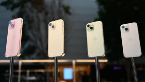 La serie Apple iPhone 15 expuesta a la venta en la tienda minorista The Grove Apple en Los Ángeles, California. Wall Street espera que el iPhone 16 venga con importantes actualizaciones de IA. (Foto: Patrick T. Fallon/AFP/Getty Images).