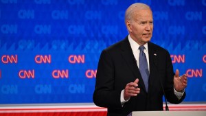 El presidente Joe Biden debate con el expresidente Donald Trump en los estudios de CNN en Atlanta el jueves por la noche. (Will Lanzoni/CNN)