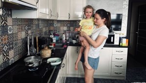 Kateryna Serzhan y su hija en Kyiv. Kateryna tiene que programar la hora del baño en función de los apagones. (Daria Tarasova/CNN)