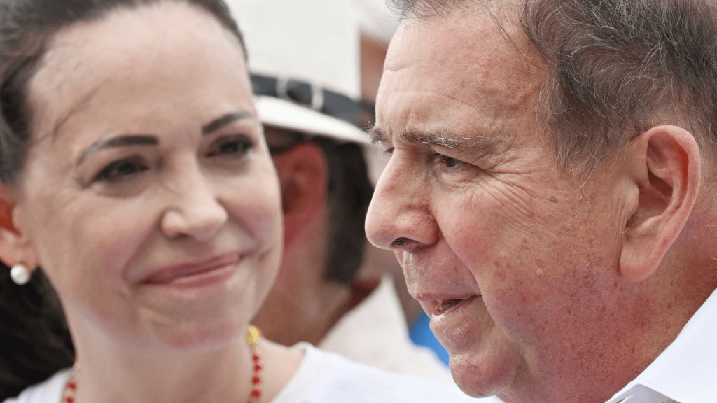 La líder de la oposición venezolana María Corina Machado y el candidato presidencial de la oposición por Plataforma Unitaria Democrática, Edmundo González. (Foto de JUAN BARRETO/AFP vía Getty Images)