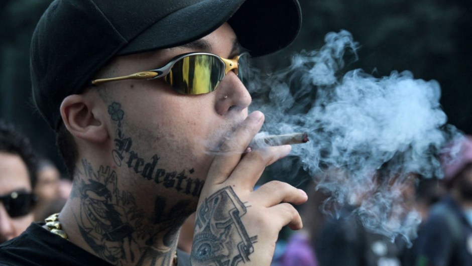 Un hombre fuma un cigarro de marihuana durante una manifestación que exige la legalización de la marihuana en la Avenida Paulista en Sao Paulo, Brasil, el 16 de junio de 2024. (Crédito: NELSON ALMEIDA/AFP vía Getty Images)
