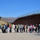 Migrantes esperan en fila con la esperanza de ser procesados ​​por los agentes de Aduanas y Patrulla Fronteriza de Estados Unidos el 5 de junio de 2024. (Foto de FREDERIC J. BROWN/AFP vía Getty Images)