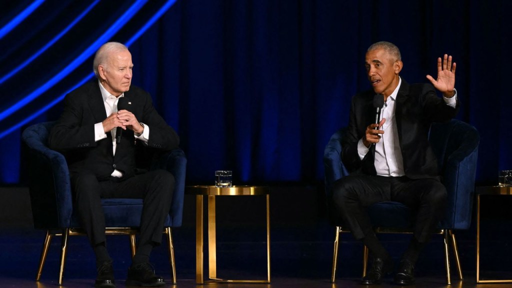 El presidente Joe Biden escucha mientras el expresidente Barack Obama habla en el escenario durante una recaudación de fondos de campaña en el Peacock Theatre de Los Ángeles el 15 de junio. (Mandel Ngan/AFP/Getty Images)