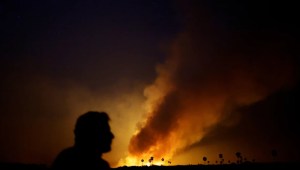 El humo de un incendio se eleva en el aire en el Pantanal, el humedal más grande del mundo, en Corumbá, estado de Mato Grosso do Sul, Brasil, el 12 de junio de 2024. (Ueslei Marcelino/Reuters)
