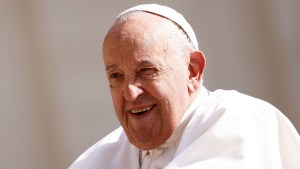 El papa Francisco dijo una vez que el humor es "un atributo humano, pero es el más cercano a la gracia de Dios". (Guglielmo Mangiapane/Reuters)