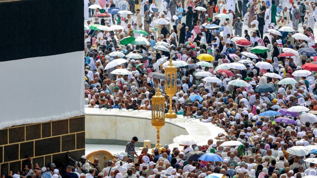 Los peregrinos musulmanes se reúnen para realizar la circunvalación de despedida o "tawaf", dando siete vueltas alrededor de la Kaaba, el santuario más sagrado del Islam, en la Gran Mezquita de la ciudad santa de La Meca el 18 de junio de 2024 al final de la peregrinación anual hajj. (Foto de AFP)