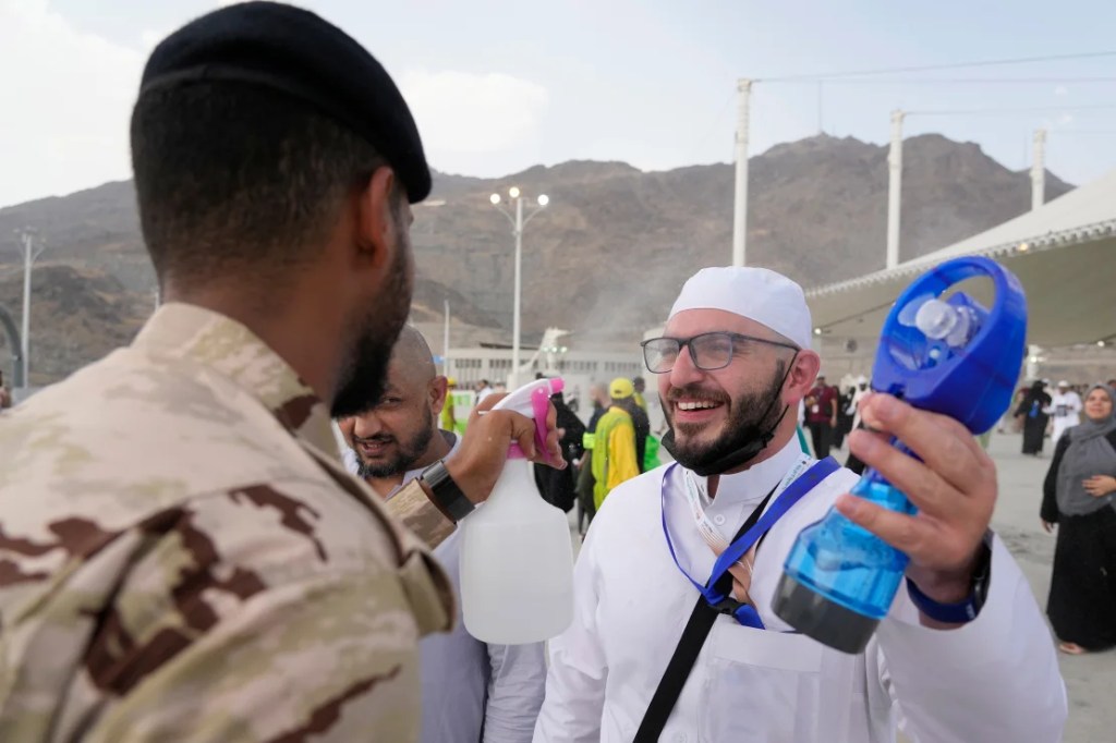 Un peregrino recibe un chorro de agua fría en Mina, cerca de la ciudad santa de La Meca. (Rafiq Maqbool/AP)