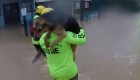 Carabineros de Chile rescatan a un perro en medio de las fuertes inundaciones
