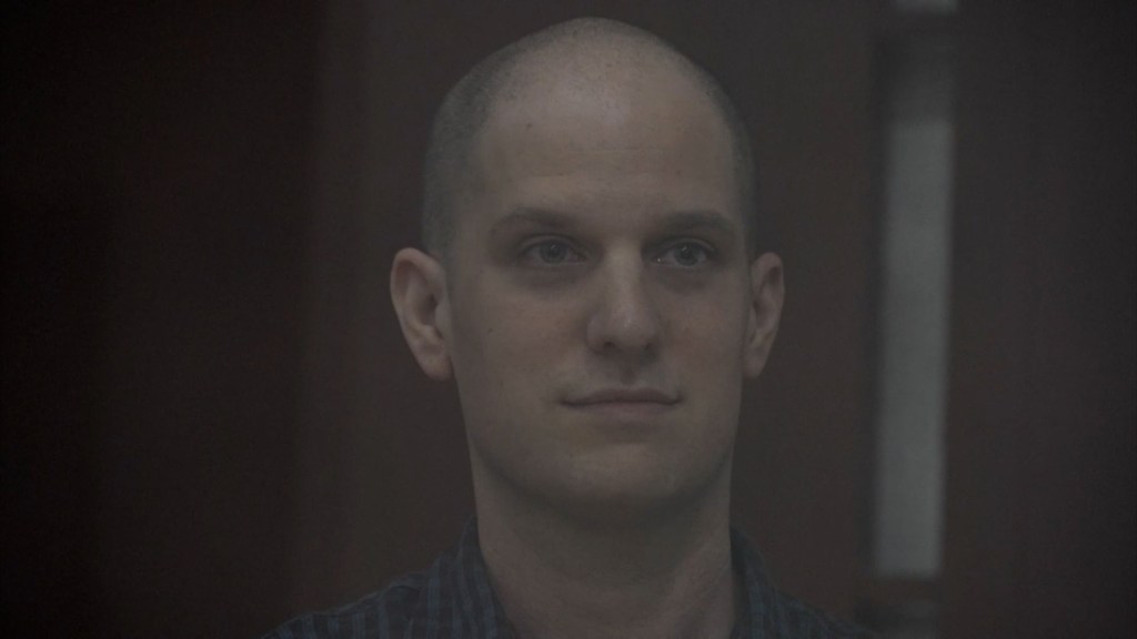 Evan Gershkovich comparece en una jaula de cristal antes del inicio de su juicio a puerta cerrada en Rusia