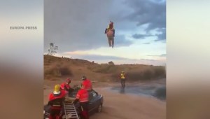 Rescatan con un helicóptero a conductor de auto atrapado en una corriente en Murcia, España