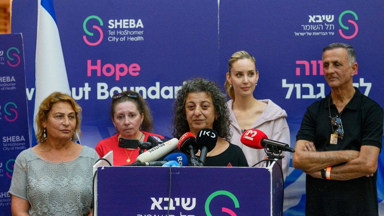 Orit Meir, izquierda, Anna Kozlov, Rozi Ziv, Jennifer Master y Yaakov Argamani asisten a una conferencia de prensa en el Centro Médico Sheba en Ramat Gan, Israel, el 8 de junio. Alexi J. Rosenfeld /Getty Images