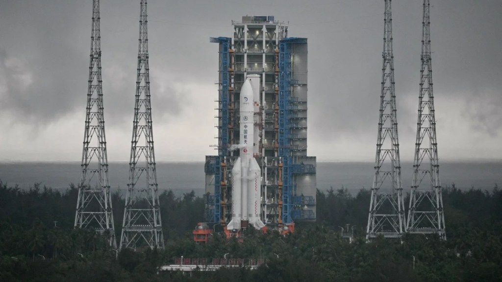 El cohete Gran Marcha 5 que transporta la sonda lunar de la misión Chang'e-6 se lanzó desde el Centro de Lanzamiento Espacial de Wenchang en la provincia de Hainan, en el sur de China, el 3 de mayo de 2024. (Foto: Hector Retamal/AFP/Getty Images/File).