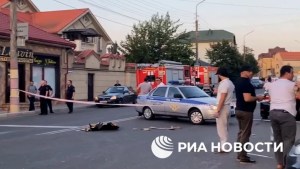Esta captura de pantalla de un video de RIA Novosti muestra a la Policía en la escena tras un ataque en Makhachkala, Daguestán, Rusia, el 23 de junio. (Crédito: RIA Novosti)
