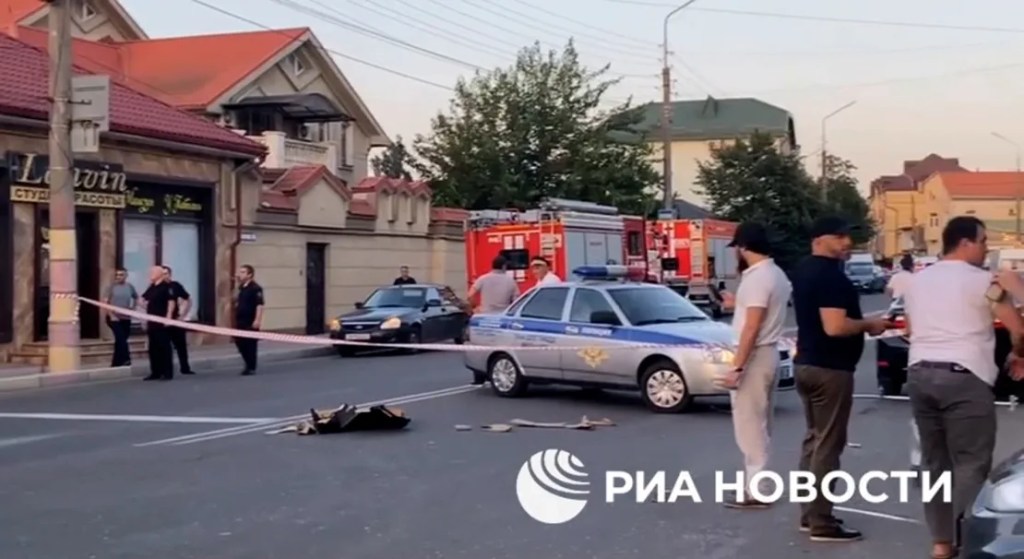 Esta captura de pantalla de un video de RIA Novosti muestra a la Policía en la escena tras un ataque en Makhachkala, Daguestán, Rusia, el 23 de junio. (Crédito: RIA Novosti)