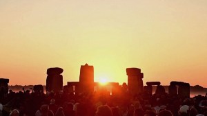 El vandalismo en Stonehenge no impidió que miles de personas se reunieran para el solsticio de verano