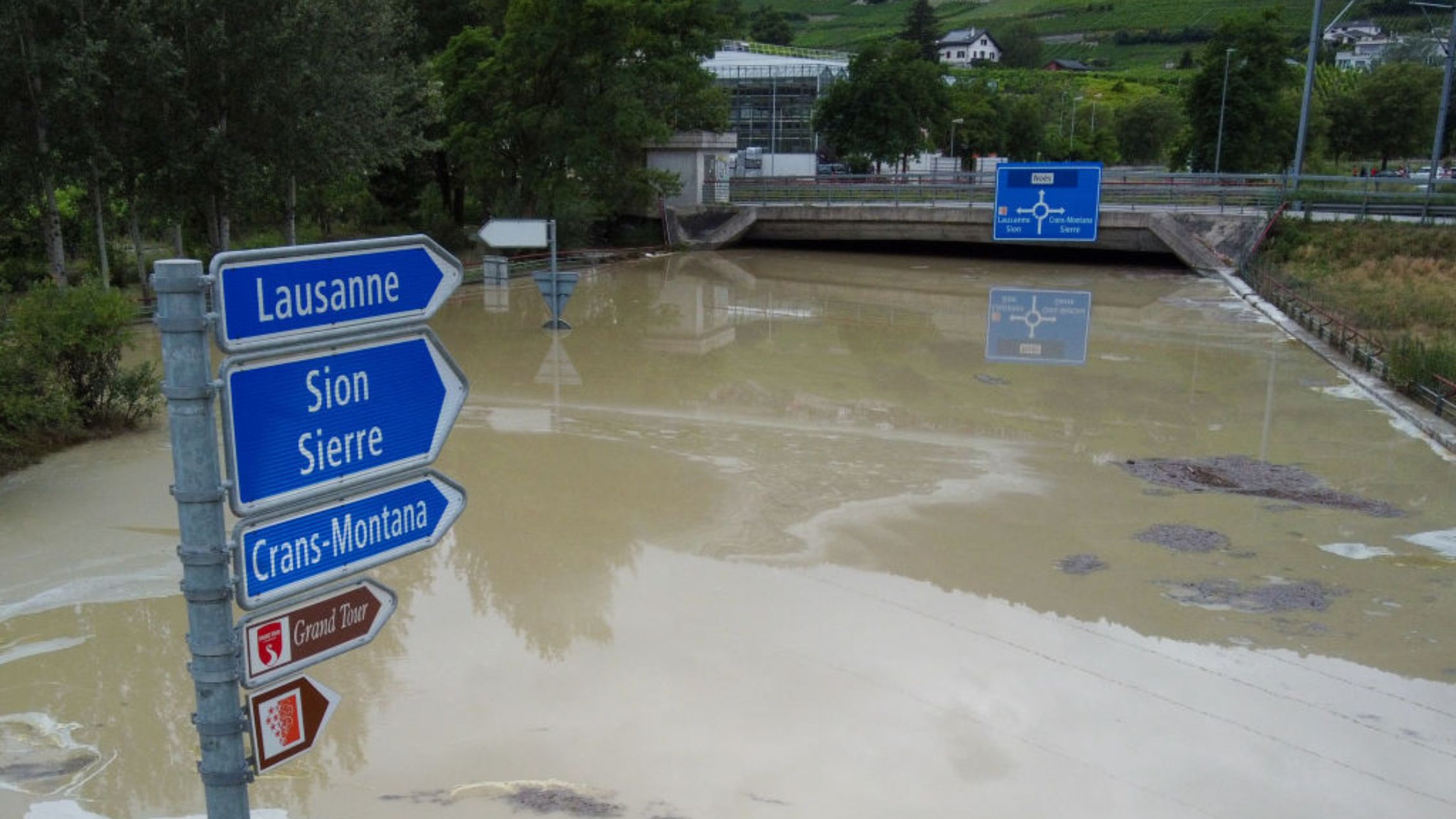 Al menos 4 personas muertas y 1 desaparecida tras inundaciones en el sur de Suiza